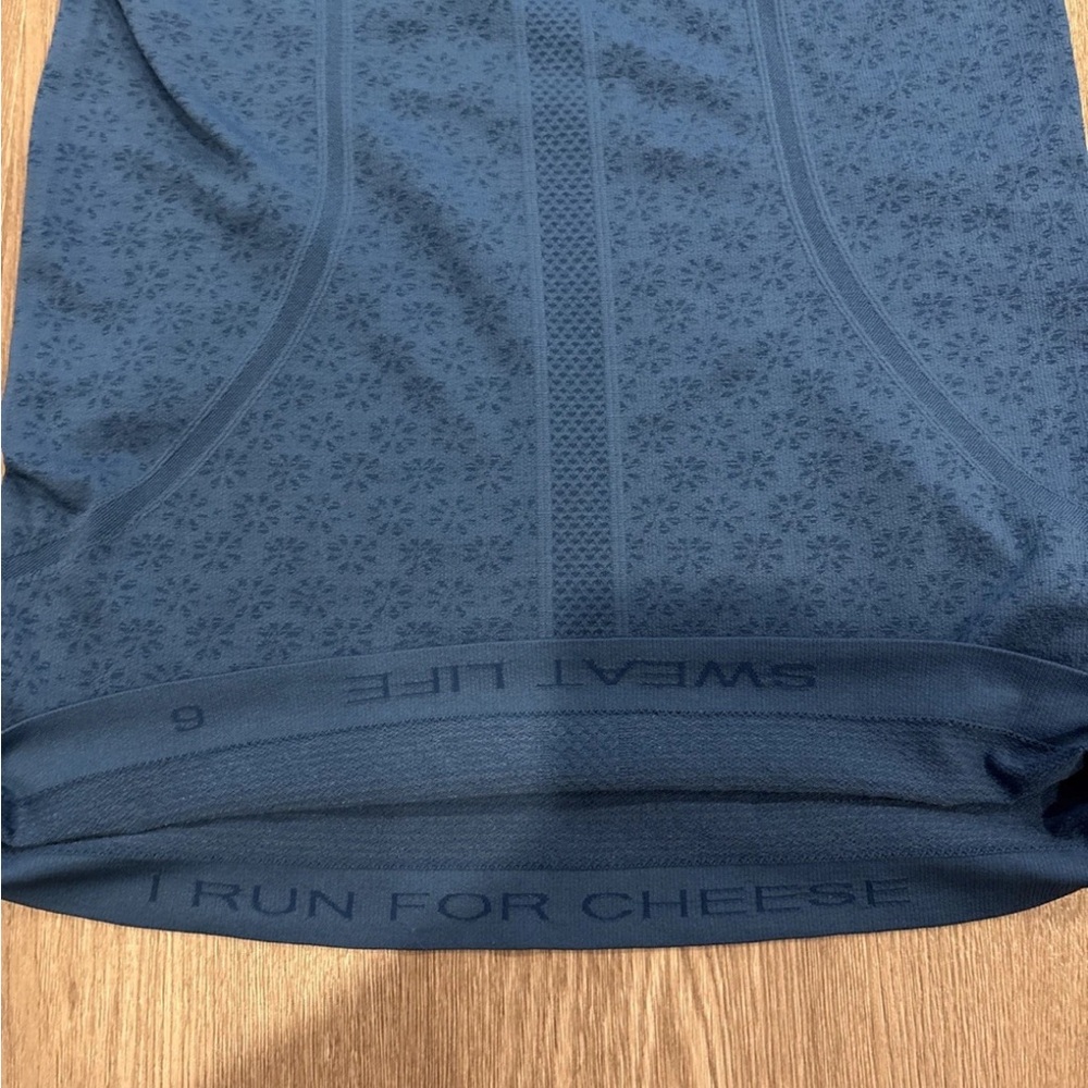 lululemon blue floral tank Top - Picture 3 of 7
